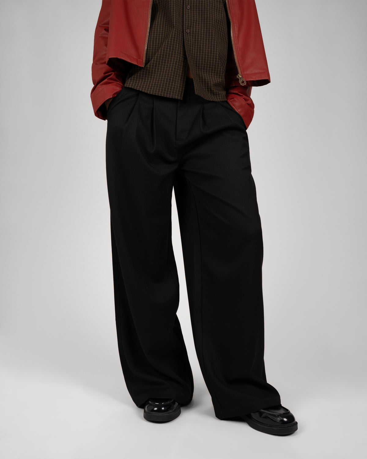 Vivid Pleated Pants | Black