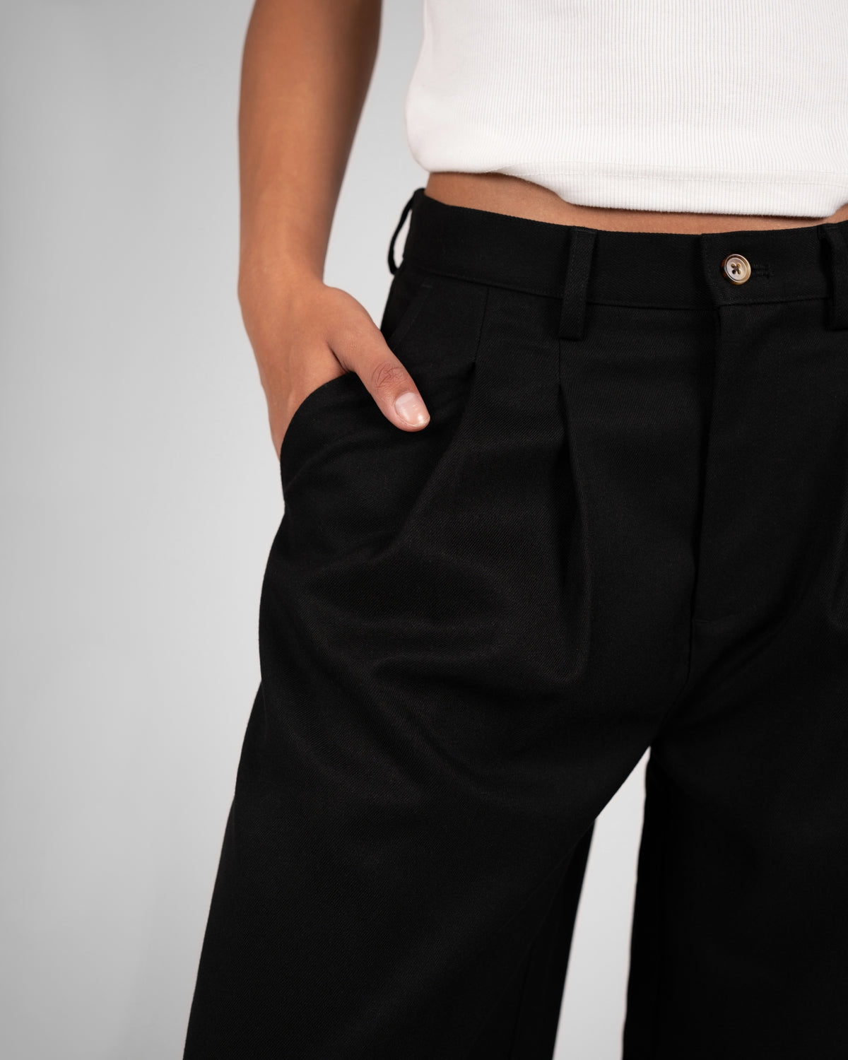 Vivid Pleated Pants | Black